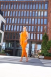 Eleganckie spodnie damskie cygaretki z prostą nogawką pomarańcz.webp