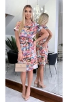 Sukienka z paskiem podkreślającym talię róż.webp