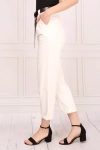 Spodnie damskie z eleganckim paskiem.webp