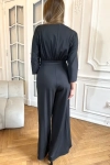 Elegancki kombinezon damski z szerokimi nogawkami.webp