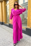 Elegancki kombinezon damski z szerokimi nogawkami i kopertowym dekoltem róż.webp