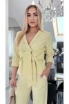 Stylowy komplet z bluzką typu peplum i eleganckimi spodniami zolty.webp
