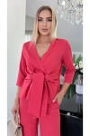 Elegancki komplet damski z kopertową bluzką i prostymi spodniami malina.webp