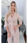 Stylowy komplet z bluzką typu peplum i eleganckimi spodniami bez.webp