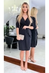 Klasyczna sukienka do kolan z kopertowym dekoltem. czarna.webp