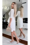 Dopasowana sukienka wizytowa z ozdobną baskinką. bialy.webp