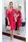Dopasowana sukienka wizytowa z ozdobną baskinką. malina.webp
