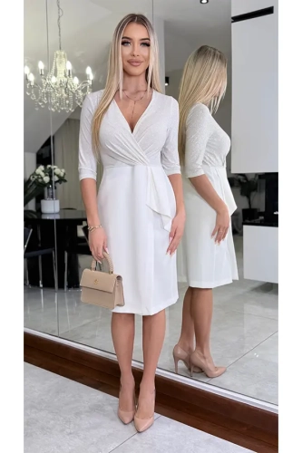 Elegancka sukienka kopertowa z brokatową górą. malina.webp