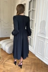 Elegancka sukienka midi z kopertowym dekoltem. czarna.webp