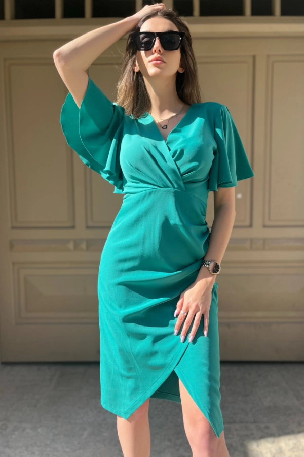Elegancka sukienka kopertowa z rozkloszowanymi rękawami