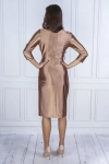 Elegancka sukienka z kopertowym fasonem. złota.webp