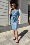 Elegancka sukienka cekinowa z kopertowym dekoltem. niebieska.webp