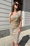 Elegancka sukienka cekinowa z kopertowym dekoltem. zlota.webp