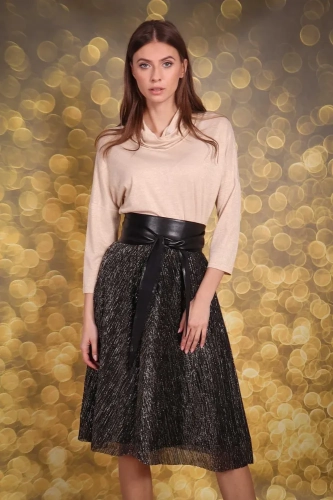 Elegancka spódnica midi z plisowaną tkaniną..webp