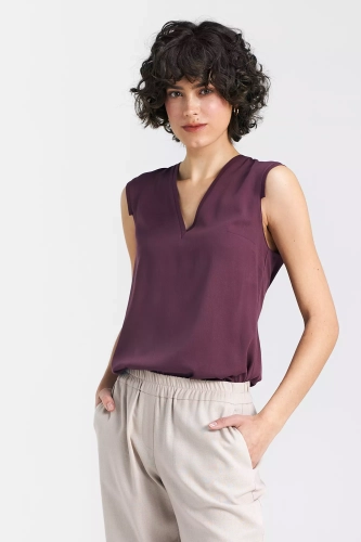 Minimalistyczna bluzka damska na co dzień.webp