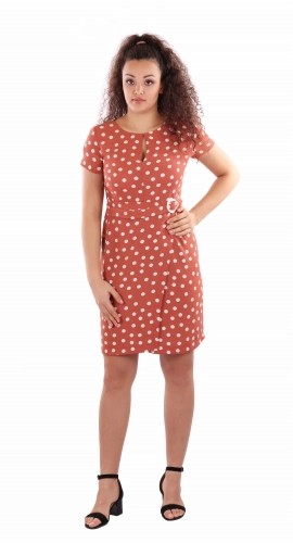 Elegancka sukienka midi w grochy.webp