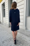 Komfortowa sukienka z dekoltem w łódkę granat.webp
