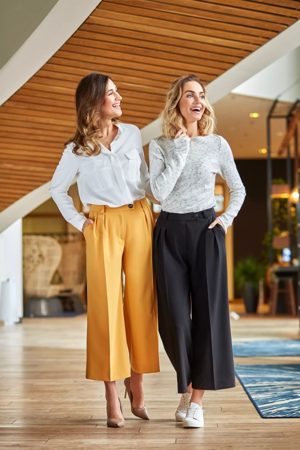 Spodnie typu culottes z nogawkami na kant