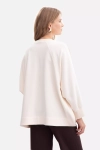 Bluza damska z długimi rękawami i minimalistycznym fasonem.webp