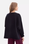 Bluza oversize z charakterystycznymi przeszyciami na ramionach.webp
