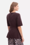 Czekoladowa bluzka z rozkloszowanym dołem typu peplum.webp