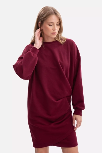 Czekoladowa sukienka mini o luźnym kroju.webp