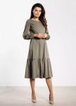 Elegancka sukienka damska sage green midi, rozkloszowana z falbaną