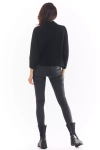 Sweter damski z prążkowaną strukturą.webp