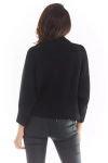Dzianinowy sweter damski z golfem.webp