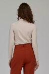 Elegancka bluzka damska z zabudowanym dekoltem.webp