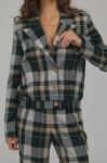 Elegancka marynarka damska w kratę zapinana na guziki.webp